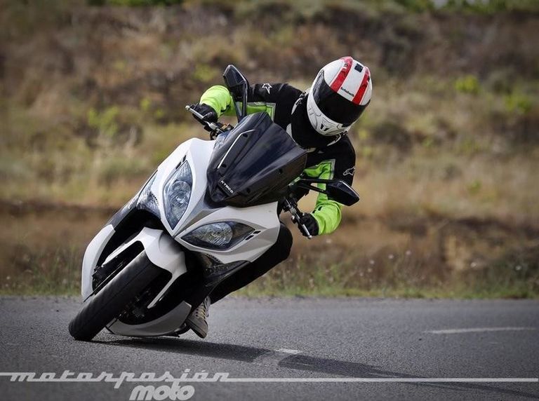 Tumbada Kymco Xciting 400.jpg