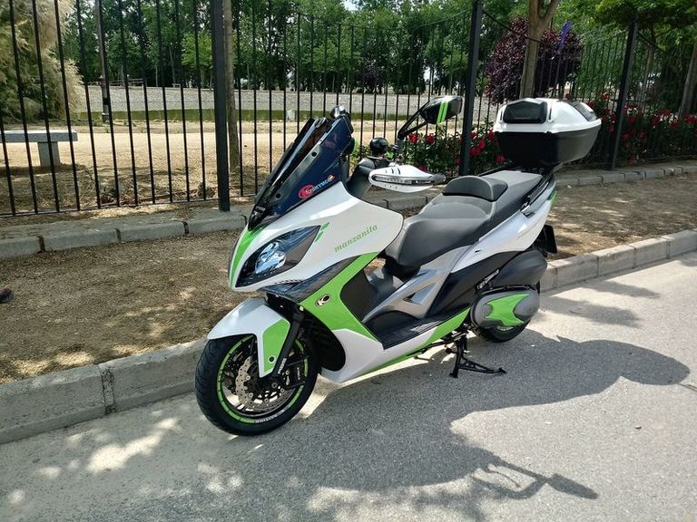 foto moto en el parque.jpg