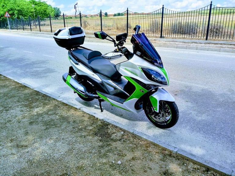 moto en el parque.jpg