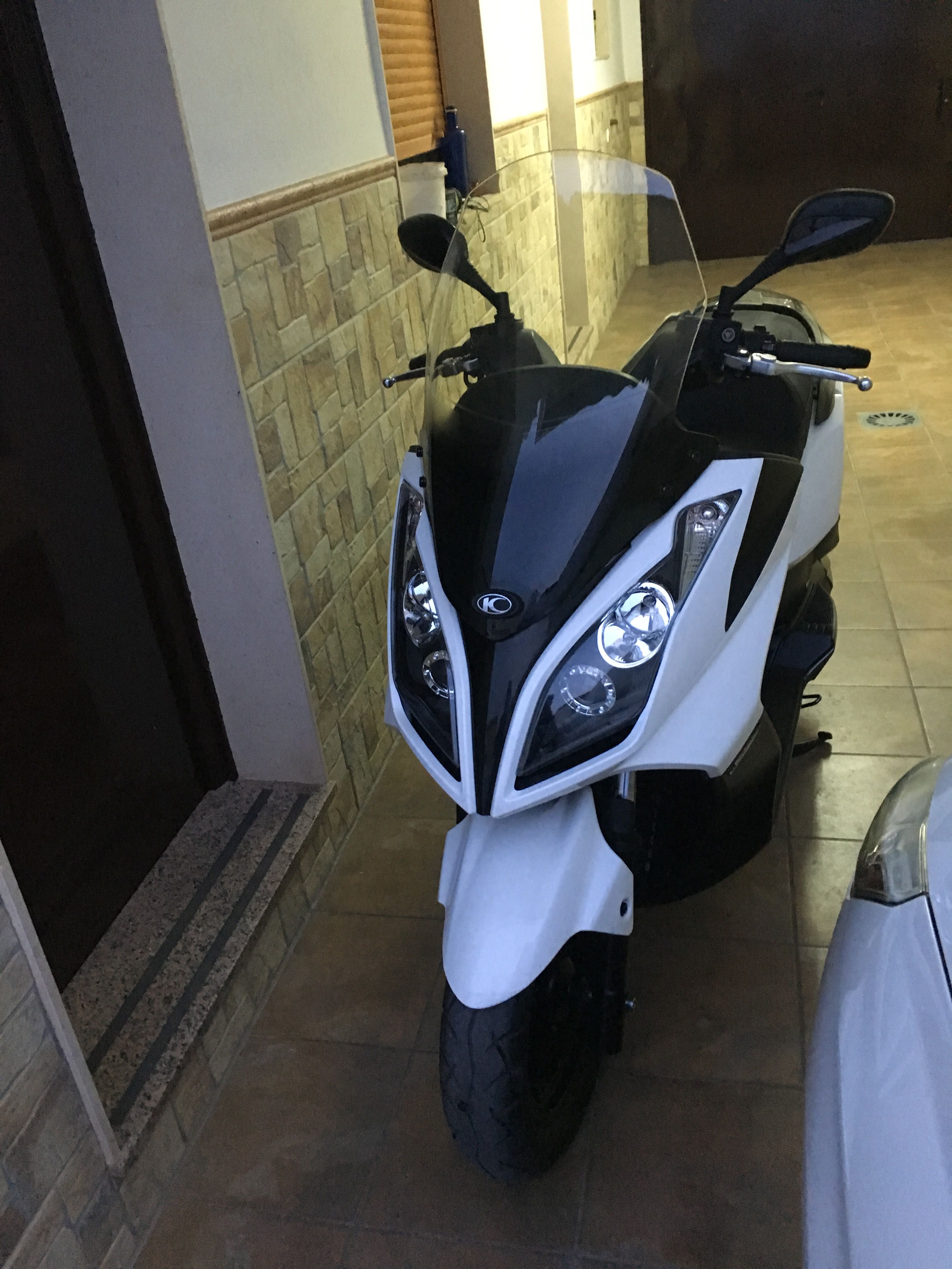 Compro baúl shad o givi para kymco superdink 300 con soporte