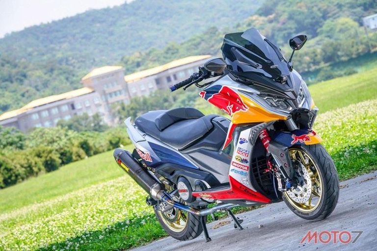 Kymco-AK550-Red-Bull-Extreme-16-1200x801.jpg
