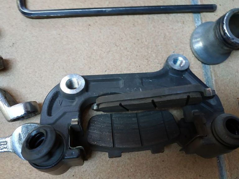 Pinza de freno desmontada.jpg