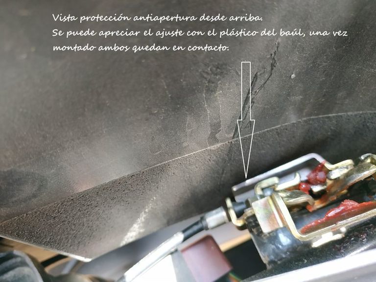 Vista como ajusta el plástico del baúl.jpg