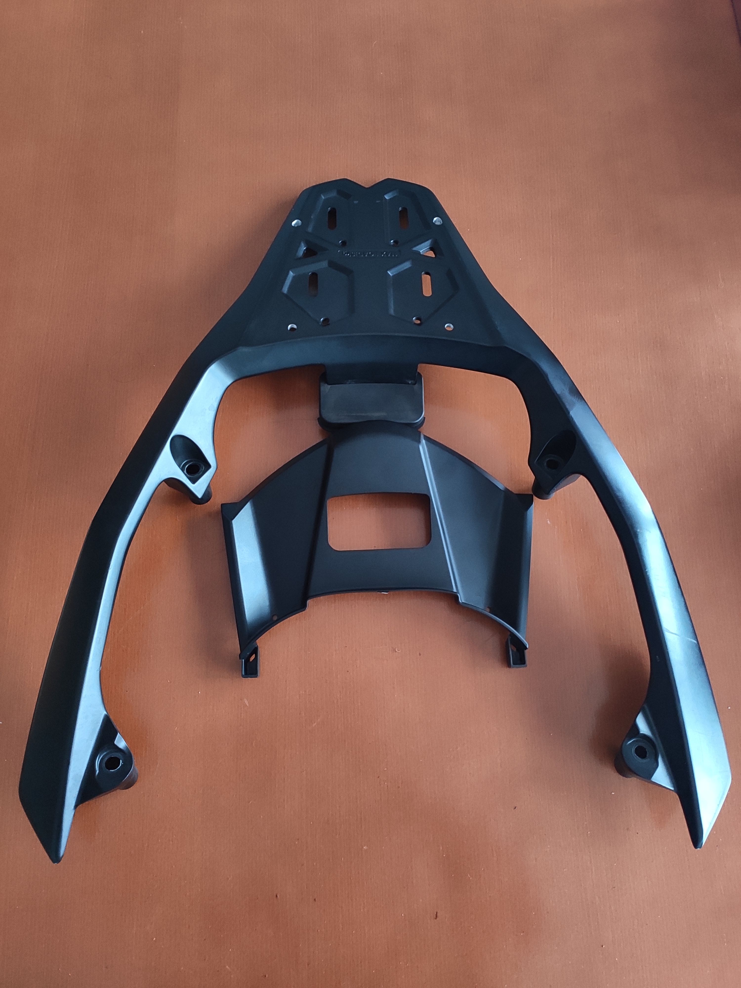 VENDO SOPORTE PARA MALETA KYMCO AK 550