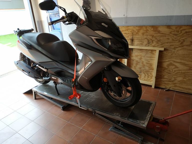 Se puso el peso atrás a ver si el gato podía. OK.jpg