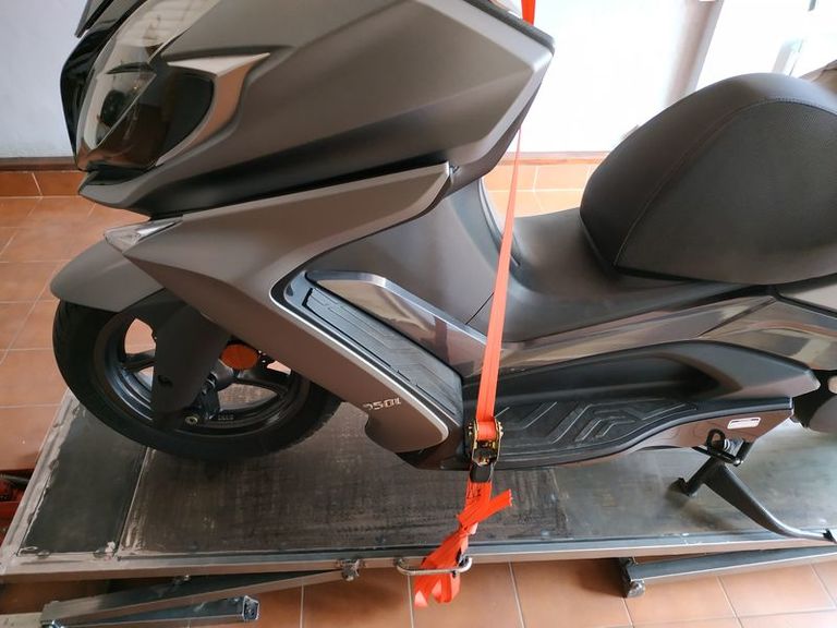 Con la moto encima.jpg