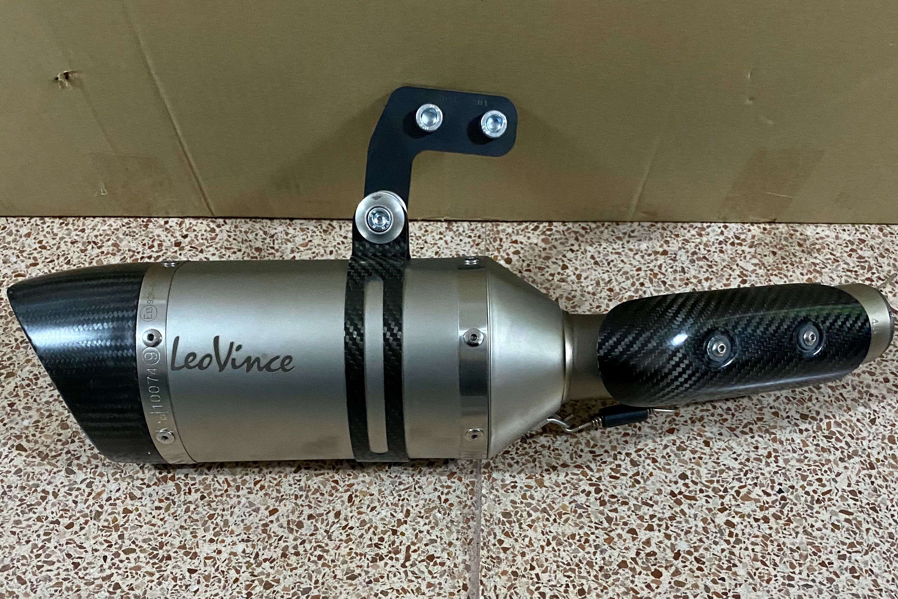 Vendo escape leovince lv pro ak 550