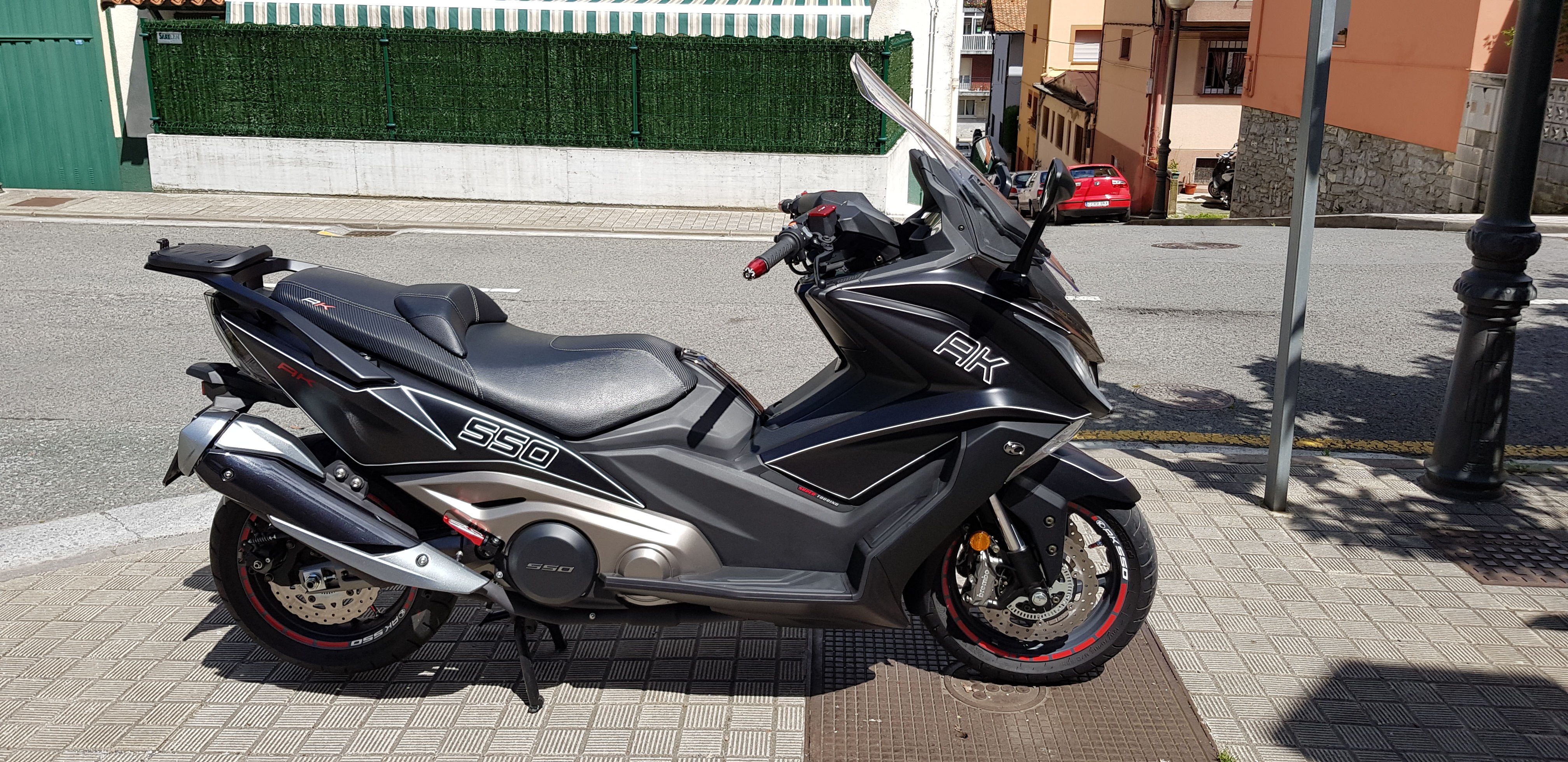 AK  550  como nueva  6.100 kms