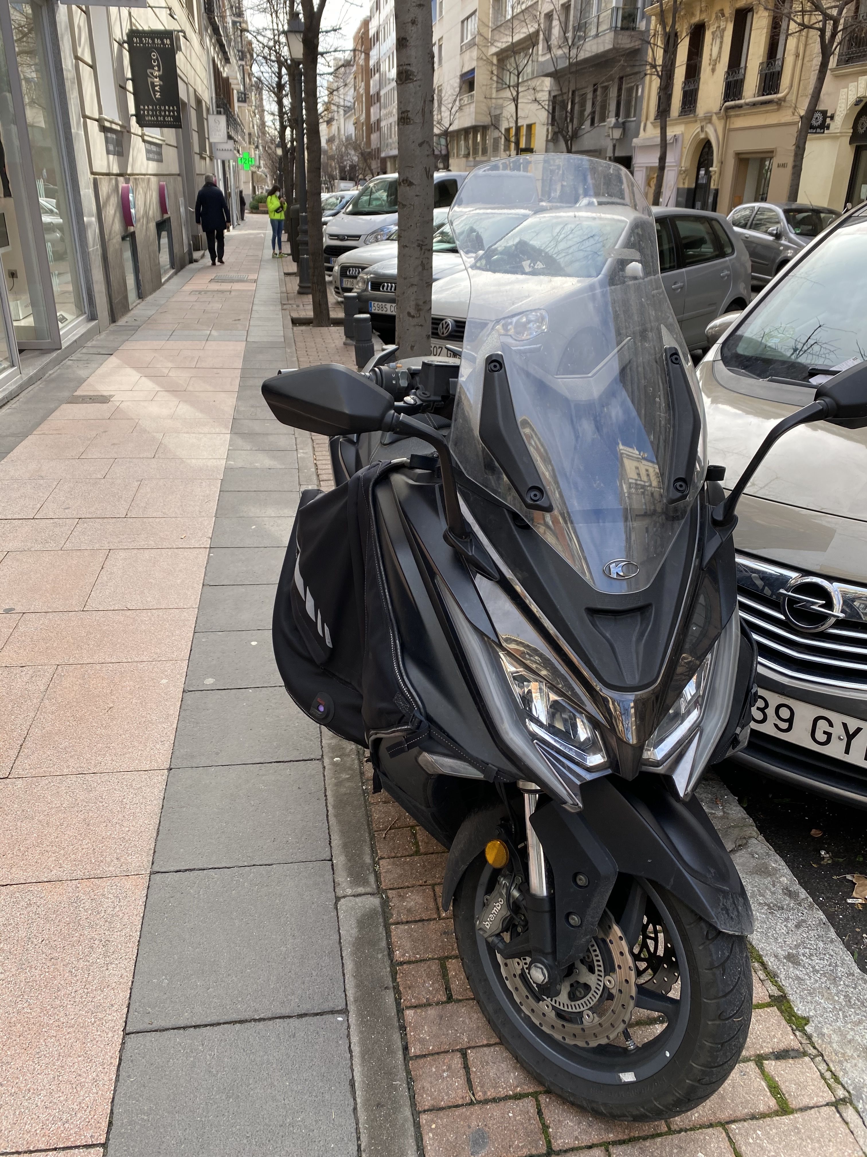 AK550 con Akrapovic y Polini